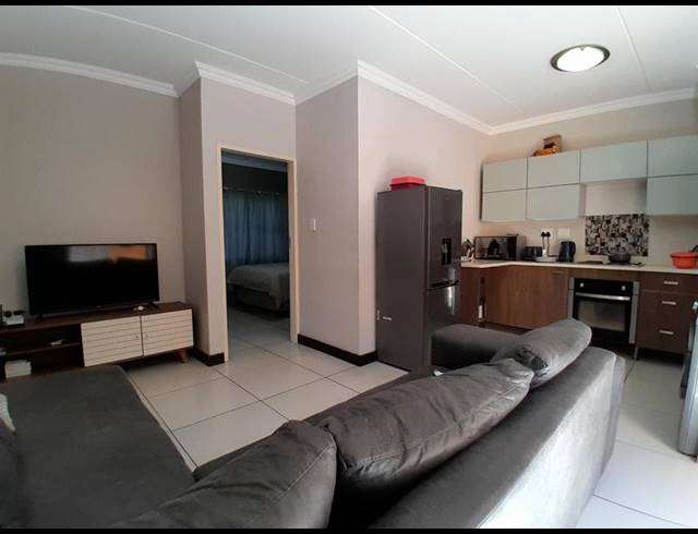 1 BEDROOM APARTMENT FOR SALE IN ROOIHUISKRAAL NORTH